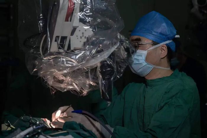 ▲廖俊为患者植入人工耳蜗场景