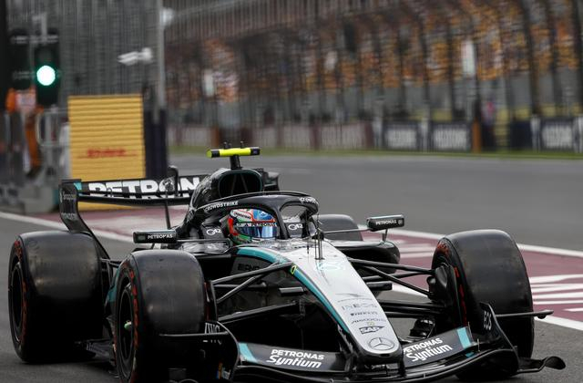 ↑ 梅赛德斯车队意大利车手安东内利在排位赛中。 新华社记者 马平 摄