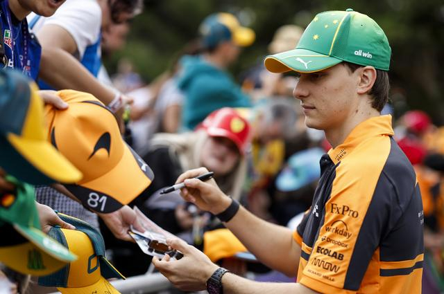 ↑ 迈凯伦车队澳大利亚车手皮亚斯特里在排位赛前与车迷互动。 新华社记者 马平 摄