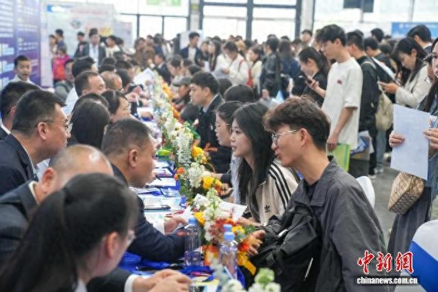 3月7日，广西2026年春季人才交流大会在南宁国际会展中心举办，近700家用人单位提供优质岗位超3万个。陈冠言 摄