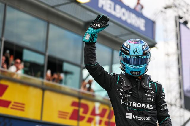 ↑ 排位赛后，梅赛德斯车队英国车手拉塞尔（右）庆祝获得杆位。 新华社发 （钱俊摄）