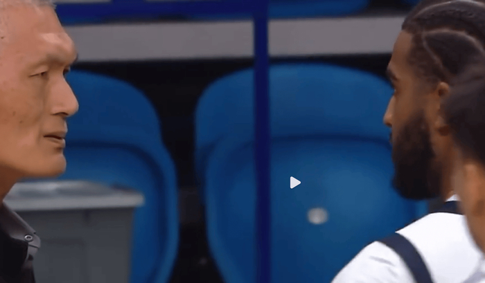 比赛当中还出现了其他有争议的场面，其中在第二节比赛当中克里斯在抢篮板的时候与徐昕产生了对抗，从比赛慢动作画面回看，克里斯的确在与徐昕卡位的时候恶意顶撞了其肚子，最终他也领到了一记违体犯规！有意思的是作为山东名宿的纪敏尚在发现自家球员出现了上头的情绪之后，就说了他几句，反而遭到了克里斯的回怼！从目前的情况来看，邱指导确实没有能力压制住克里斯的情绪问题，而这样的外援，虽然能力是有的，但如果不能控制自己的情绪导致上头，并且与管理层出现争议的话，那球队很可能出现更衣室问题了。