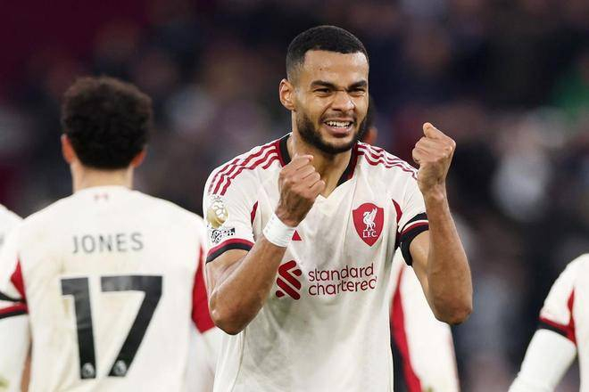 在伊萨克进球后的不到10分钟，斯洛特就用埃基蒂克将他换下。斯洛特认为，打破进球荒对伊萨克来说是一个关键时刻：1-0领先对我们来说非常重要，但我认为对他来说同样也很关键——因为这已经是他今天比赛的第三次或第四次机会了。我觉得他当时的体能已经撑不到最后10分钟了，所以在被换下之前完成进球，无论对我们球队还是对他个人，都具有重要意义。