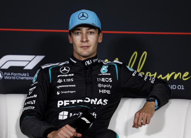 ↑ 梅赛德斯车队英国车手拉塞尔出席排位赛后的新闻发布会。 新华社记者 马平 摄