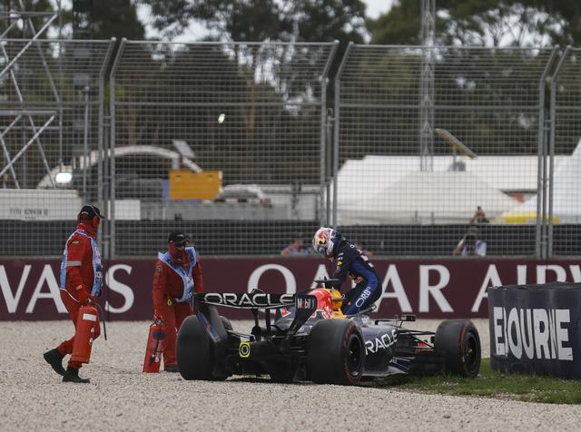 ↑ 红牛车队荷兰车手维斯塔潘在排位赛中失控冲出赛道后离开赛车。 新华社记者 马平 摄