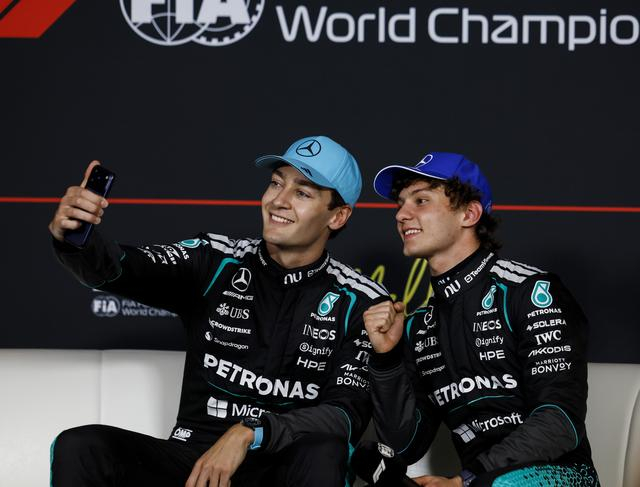 ↑ 梅赛德斯车队车手拉塞尔（左）和队友安东内利出席排位赛后的新闻发布会。 新华社记者 马平 摄