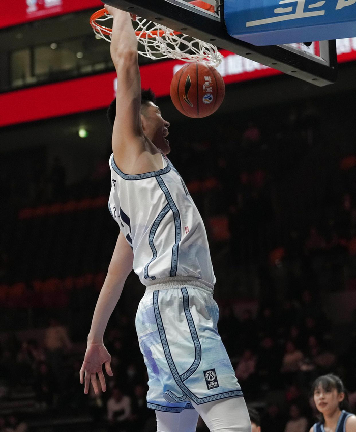 3月7日，海纳百川队球员胡金秋在比赛中扣篮。新华社记者 孟永民 摄