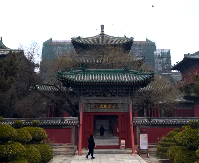 隆兴寺，寺内大悲阁正在修葺。梁佳/图