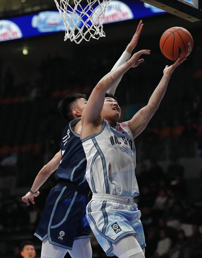 3月7日，海纳百川队球员亿元亿元（右）在比赛中上篮。新华社记者 孟永民 摄