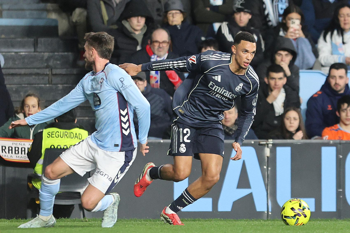 利物浦“太子”阿诺德（右）如今身披皇马战袍