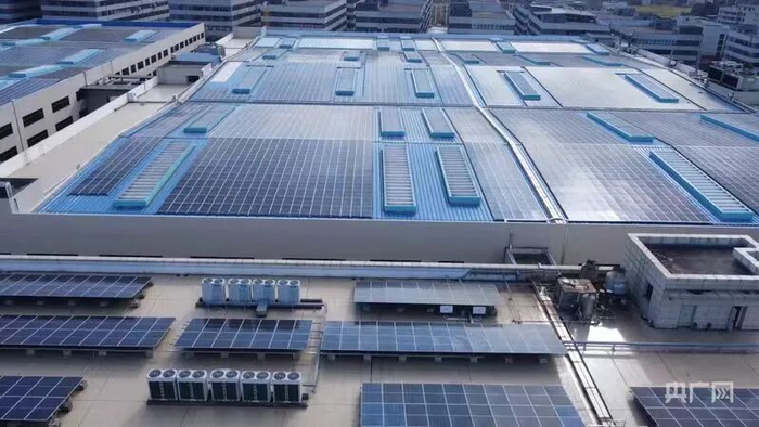 福建一个5G绿色黑灯工厂的房顶均采用光伏“绿电”。图源： 龚雯 摄