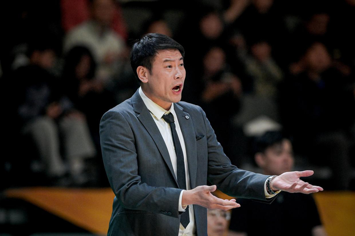 3月7日，大学生联队主教练周鲁男在场边指挥。新华社记者 江汉 摄