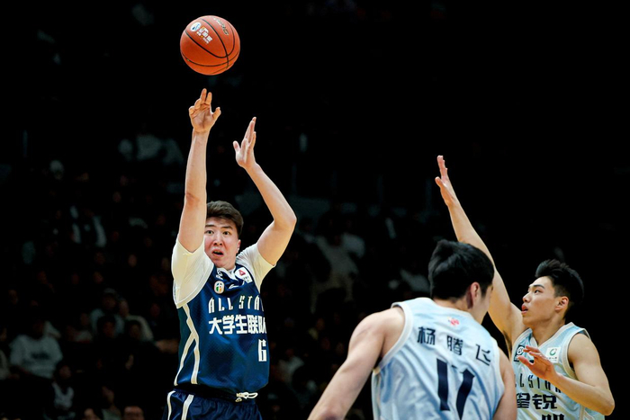 3月7日，大学生联队球员昂萨尔（左）在比赛中投篮。新华社记者 江汉 摄
