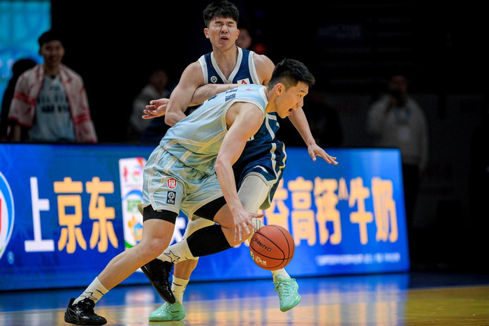 3月7日，CBA星锐队球员袁照耀（前）在比赛中突破。新华社记者 江汉 摄