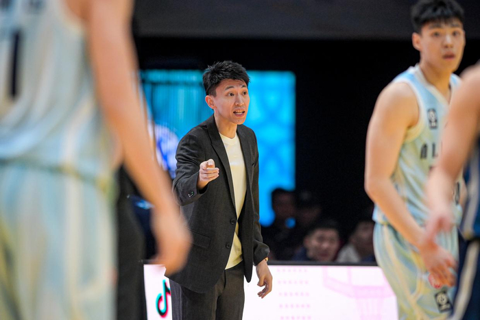 3月7日，CBA星锐队主教练刘晓宇（后）在场边指挥。新华社记者 江汉 摄