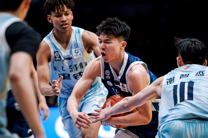 3月7日，大学生联队球员石奎（右二）在比赛中进攻。新华社记者 江汉 摄