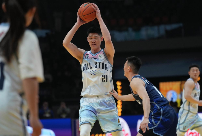 3月7日，海纳百川队球员胡金秋（左二）在比赛中传球。新华社记者 孟永民 摄