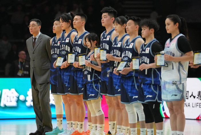 3月7日，珠联璧合队球员主教练王非（左一）在比赛开始前与队员合影。新华社记者 孟永民 摄