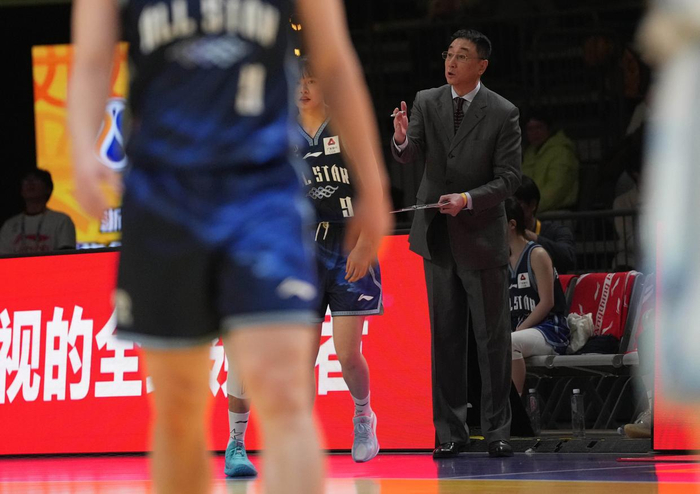 3月7日，珠联璧合队球员主教练王非在比赛中指挥。新华社记者 孟永民 摄