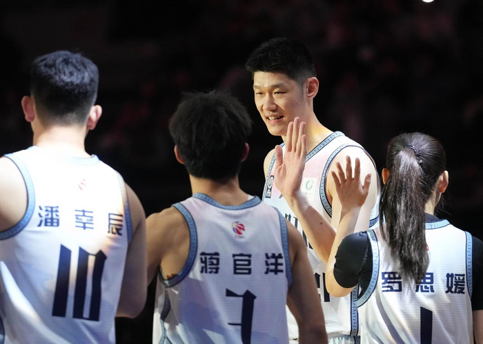 3月7日，海纳百川队球员胡金秋（右二）在比赛中出场。新华社记者 孟永民 摄