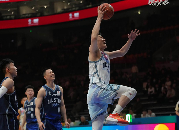 3月7日，海纳百川队球员胡金秋（右）在比赛中。新华社记者 孟永民 摄