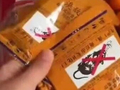 老人误把毒鼠药当零食放进果盘招待客人，网友称该外包装迷惑性太强
