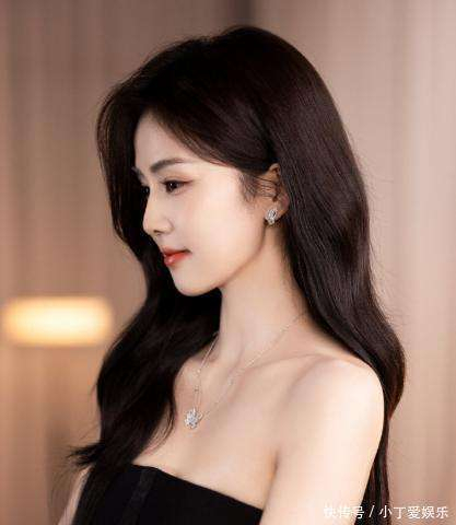  然而，随着人气的攀升，白鹿迎来了属于她的爆红代价——无休止的网络暴力与恶意抹黑。她被贴上资源咖强捧之耻的标签，各种关于她的谣言与质疑铺天盖地。唱歌好听被说成是假唱，她的手势舞被曲解为歧视女性，矫正牙齿被当作整容的证据，连吃饭时夹筷子的动作都成了别人嘲笑的对象。这一切，几乎持续了三年，黑粉似乎成了她的流量密码。在没有人站出来为她辩解的情况下，她只能自己默默承受这些攻击。白鹿清醒地意识到，在娱乐圈，解释和哭泣没有意义，只有用作品去消除外界的质疑，才是最有效的反击。 2021年，《周生如故》成了她的翻身之作。剧中，她饰演的漼时宜深沉而内敛的情感表现，让她的演技得到了真正的认可。特别是在剧中的一场跳城楼的戏，白鹿将从眼眶泛红到泪水横流，再到绝望的绝美哭戏演绎得淋漓尽致，打动了无数观众。这部豆瓣评分高达7.3的爆款剧，使得她获得了哭戏教科书的赞誉，也让她的演技不再受到质疑。接下来，她继续扩展戏路，2022年《警察荣誉》中的基层女警夏洁一角，展现了她无畏的勇气与坚强的生命力，央视更是称她为没有颜值，但有生命力的演员。该剧不仅让她入围了金鹰奖最佳女主角，还让她成功拓展到了现实题材领域。 终于，2025年成为了白鹿事业的巅峰之年。那一年，她主演的三部剧如同火箭般飙升，全部成为了爆款。《白月梵星》一开播便创下了近三年来的站内首日热度纪录，持续霸榜半年；《北上》中，她彻底颠覆了自己的形象，饰演的运河少女夏凤华，赢得了亚洲内容大奖全球人气奖，剧集的央视首播收视率更是突破了4%；《临江仙》也以开播24小时热度破8000，10天内热度破万的成绩，吸引了无数观众的目光。更重要的是，她还登上了2025年央视春晚，与众多明星共同演绎《春意红包》。这一年，白鹿无疑成为了中国娱乐圈的收视扛把子，也因此获得了央视的盖章认证，成为口碑女王，彻底完成了从网红到演员，再到国民演员的逆袭。 白鹿的故事，是一部充满奋斗与坚持的传奇。她证明了草根也能逆袭，只是要付出比别人更多的努力；她也展示了，网红并非无法脱离标签，只要有过硬的演技，就能打破一切偏见。她没有强大的背景，却凭借一部部口碑爆棚的作品，站稳了自己的位置；她没有科班出身，却通过数不清的努力与练习，不断磨砺自己的演技。正如她自己所说：我没想过一步登天，能一步一步走就很踏实。那些曾经的质疑与诋毁，如今都成为了她王冠上的勋章；而那些不为人知的默默耕耘与付出，最终化作了照亮她前路的光辉。从常州的一个普通女孩，到如今的影视圈新星，白鹿用十年的时间，完成了网红-演员-国民演员的三阶跃迁。她的经历，也为那些平凡人提供了一份力量：起点并不重要，真正的轨迹是通过努力和清醒铺就的。