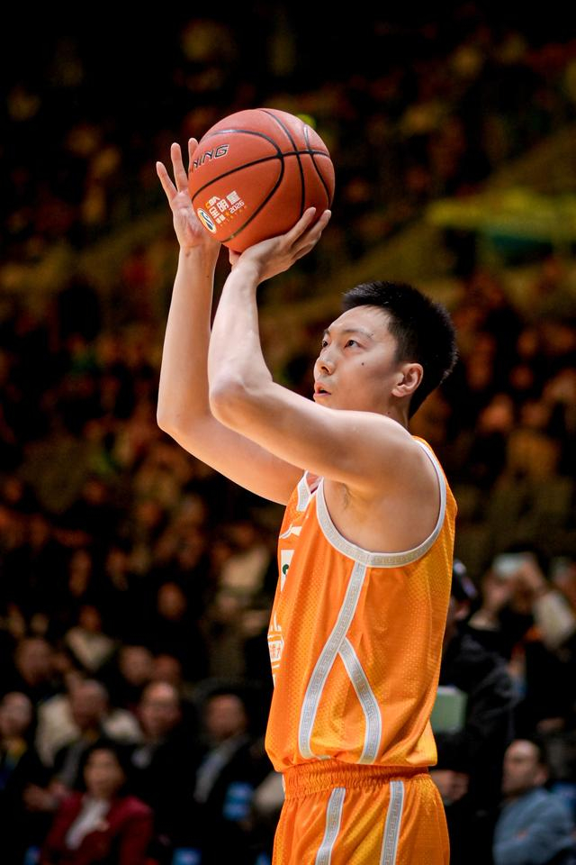 ↑ 广东东阳光队球员胡明轩在三分大赛预赛中。他晋级决赛。 新华社记者 江汉 摄