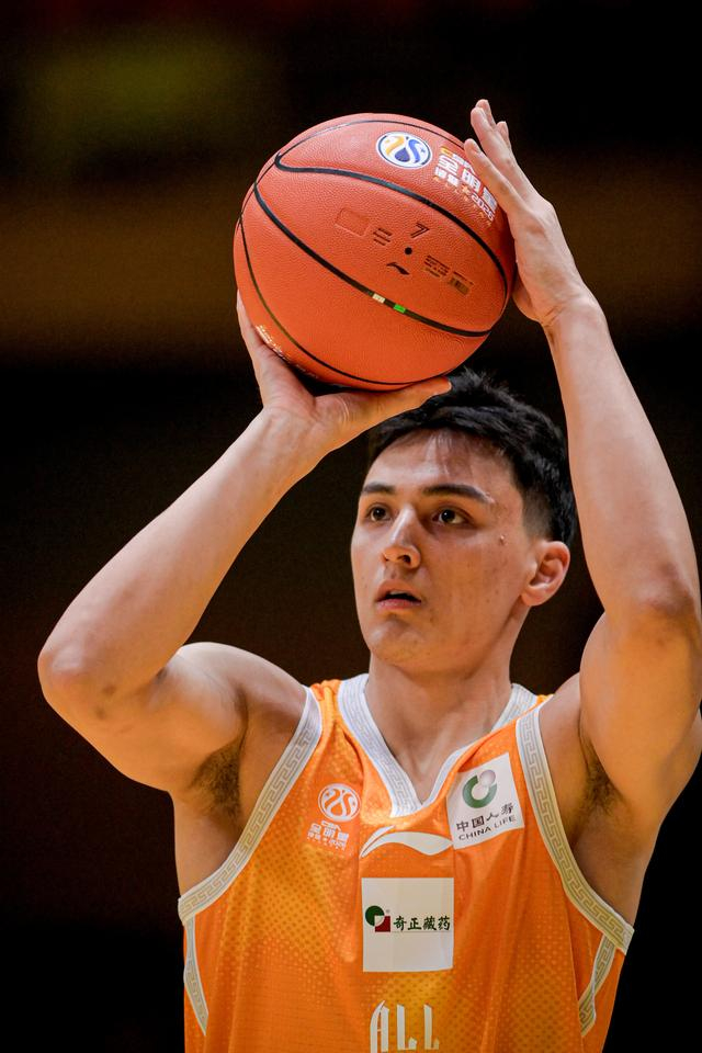 ↑ 山西汾酒队球员于米提在三分大赛预赛中。他晋级决赛。 新华社记者 江汉 摄