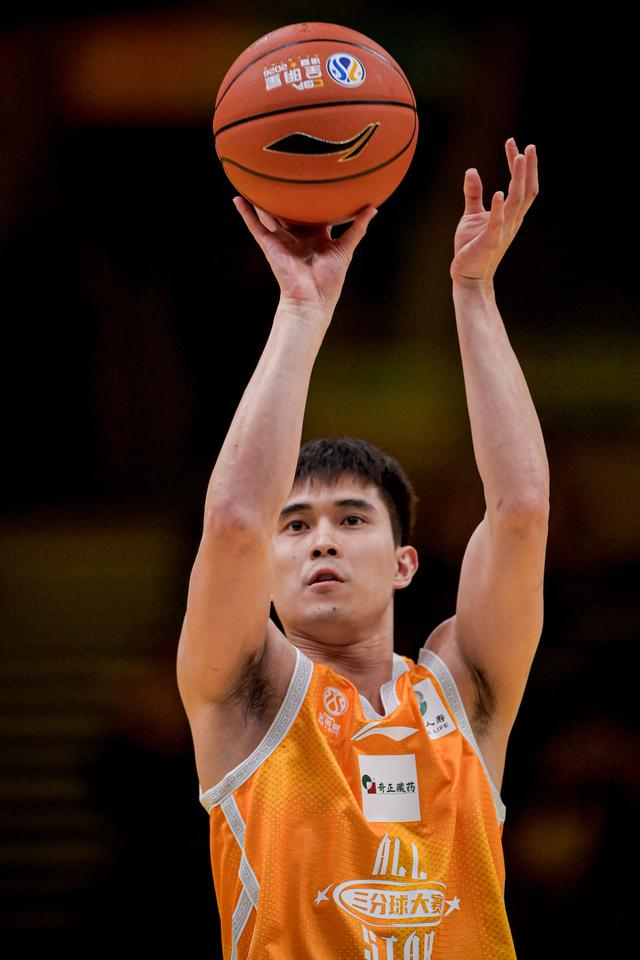 ↑ 福建晋江文旅队球员曾凌铉在三分大赛预赛中。他晋级决赛。 新华社记者 江汉 摄