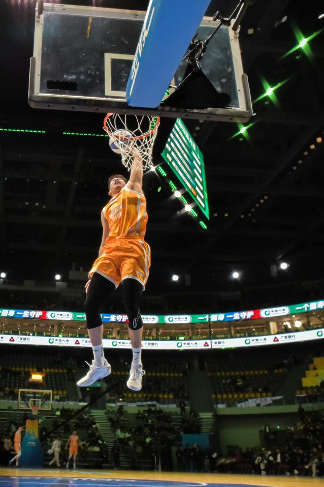 ↑ 上海久事队球员刘礼嘉在扣篮大赛预赛中。他晋级决赛。 新华社记者 江汉 摄