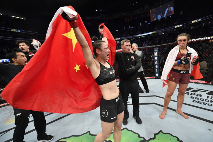北京时间2020年3月8日，张伟丽卫冕UFC女子草量级金腰带。