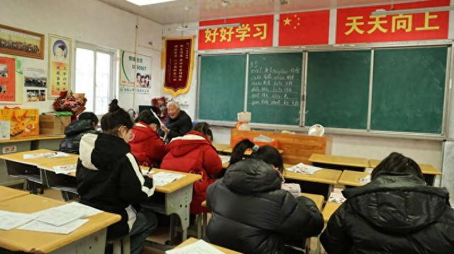 3月7日，99岁安徽和县卜陈学校退休教师叶连平，在和县乌江镇卜陈未成年人之家，他为6名学生义务辅导。刘琴/摄