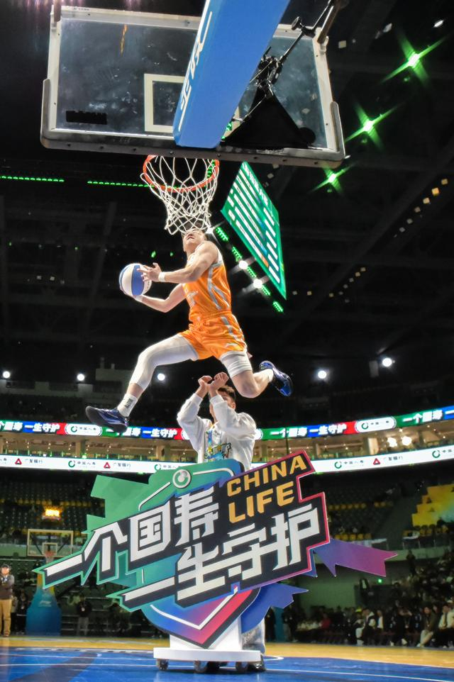 ↑ 外卡球员张鼎岩（上）在扣篮大赛预赛中。他晋级决赛。 新华社记者 江汉 摄