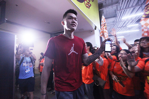 朱芳雨与球迷击掌。视觉中国 资料