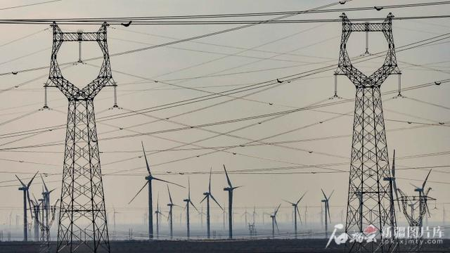 2025年6月，车辆行驶在G575公路巴里坤哈萨克自治县三塘湖镇路段，戈壁上风车飞舞电线纵横。蔡增乐摄