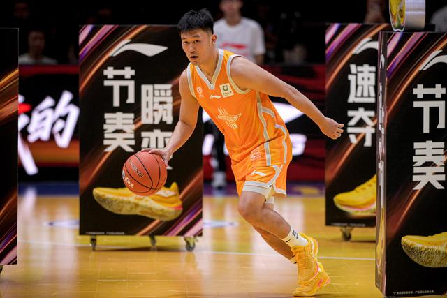 ↑ 南京天之蓝队球员姜贺在技巧大赛预赛中。他晋级决赛。 新华社记者 江汉 摄