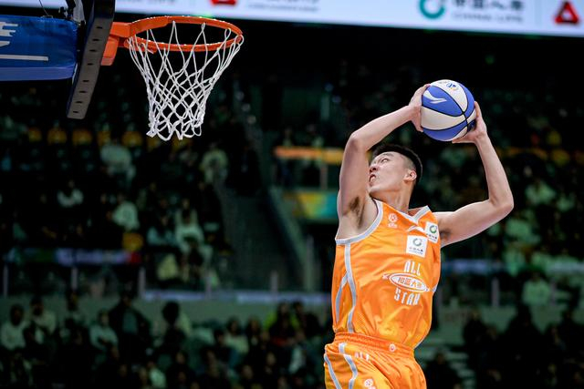 ↑ 辽宁本钢队球员俞泽辰在扣篮大赛预赛中。他晋级决赛。 新华社记者 江汉 摄