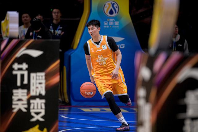 ↑ 浙江稠州金租队球员李悦洲在技巧大赛预赛中。他晋级决赛。 新华社记者 江汉 摄