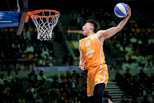 ↑ 上海久事队球员刘礼嘉在扣篮大赛预赛中。他晋级决赛。 新华社记者 江汉 摄