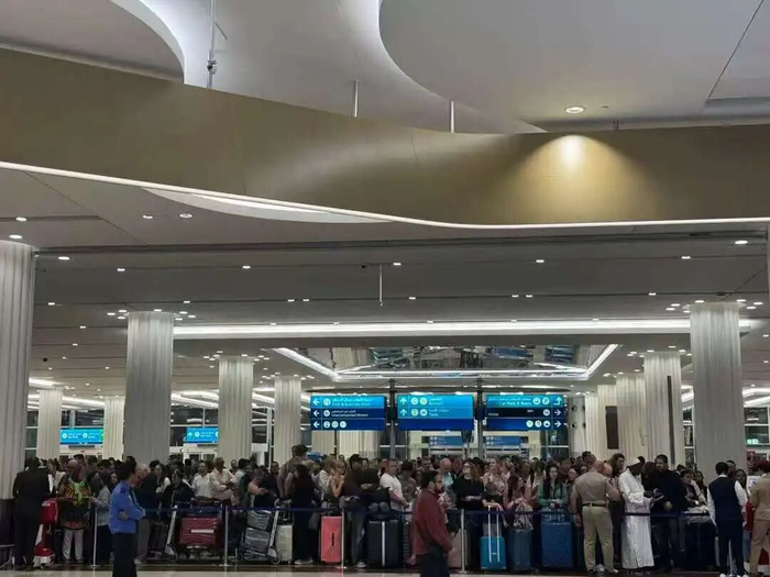 迪拜国际机场内等候核验航班的人群。图片来源/一名中国游客