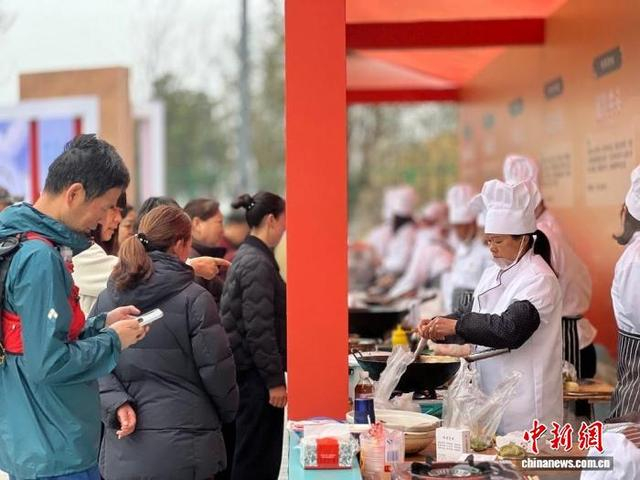活动现场的乡村美食制作吸引游客驻足。郭晓莹 摄
