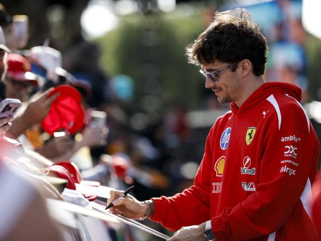 3月8日，法拉利车队摩纳哥车手勒克莱尔在正赛前与观众互动。新华社记者 马平 摄