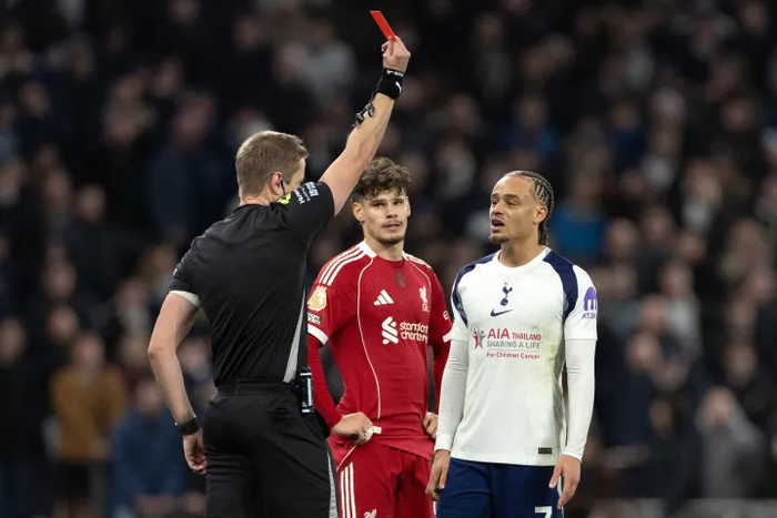 热刺的西蒙斯直红在上半场就被罚下，利物浦在人数占优的情况下逐渐掌控节奏，而伊萨克也抓住了机会——