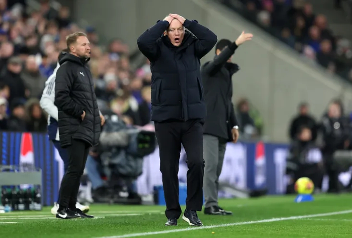 无论判罚尺度如何，结果只有一个——阿森纳守住了三分，并在圣诞节前反超曼城登顶（曼城曾在阿森纳比赛前短暂登顶）。