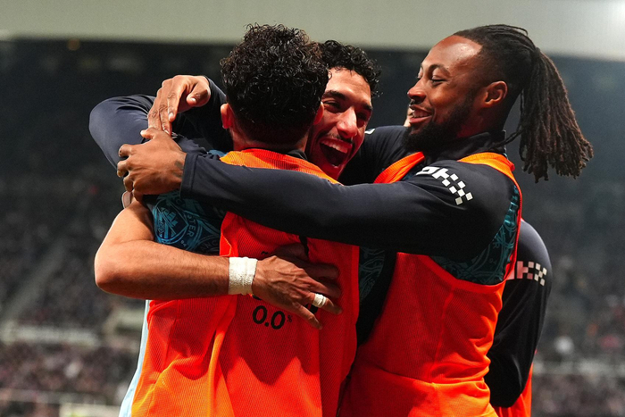 冬窗加盟曼城打上主力的塞梅尼奥（右）本场成为气氛组成员