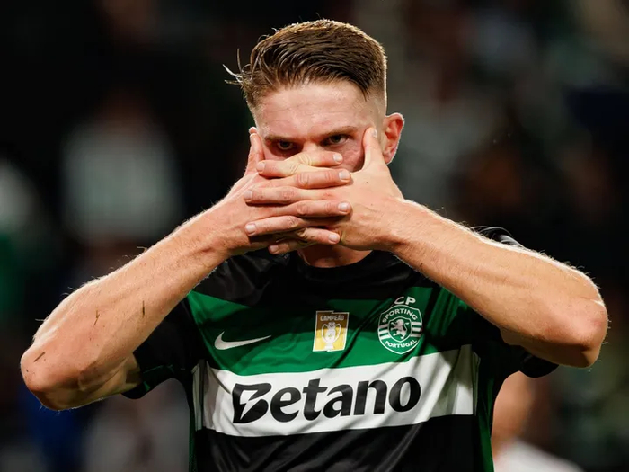 他不仅帮助球队赢下了联赛冠军，也拿下了杯赛冠军，这两座奖杯，几乎为他2025年后半段的一切铺平了道路。