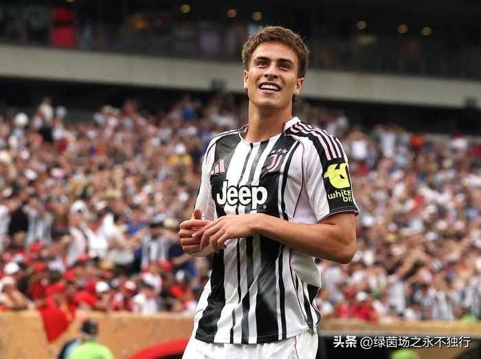 从切尔西目前的转会策略来看，马雷斯卡显然有意在前场引进一名拥有强大持球能力的技术型球员，以增强进攻线的灵活性并与帕尔默形成更好的化学反应。无论是伊尔迪兹还是西蒙斯，都符合马雷斯卡战术的需求。因此，接下来谁会成为切尔西的签约球员，仍然是球迷和媒体关注的焦点。