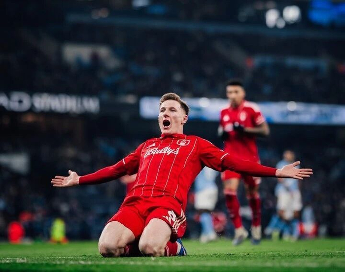 这样的数据说明一件事——他并不是那种只擅长进攻的中场，而是一个覆盖范围非常大的全能型球员。