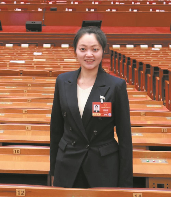     唐成凤围绕焊接技能人才队伍建设、一线产业工人薪资待遇与福利保障提升两大核心议题建言献策。